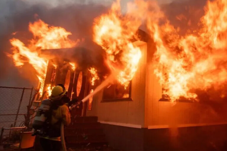 Suben a 25 los muertos por los incendios en Los Ángeles y anuncian arrestos de pirómanos