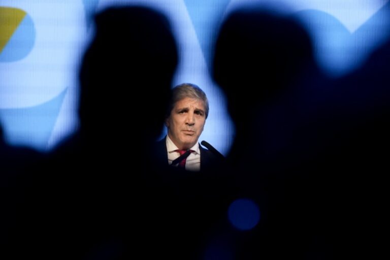 Piden que Caputo vaya al Congreso a explicar el escándalo con las acciones de ByMA