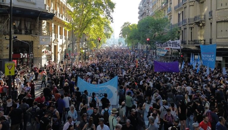 Marcha en defensa de los jubilados: Bullrich tuvo que recular y miles de personas se manifestaron