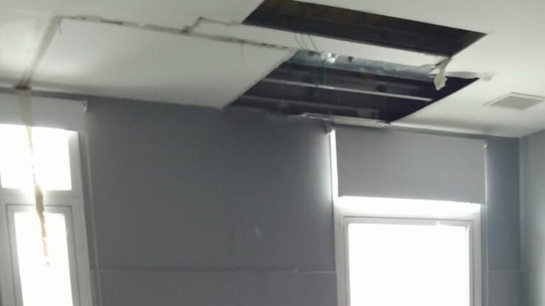 Se cayó el cielo raso de la sala de parto del Hospital Regional