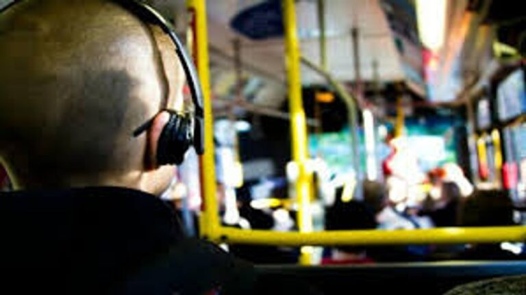 Proponen que los colectiveros puedan volver a escuchar música para humanizar el transporte