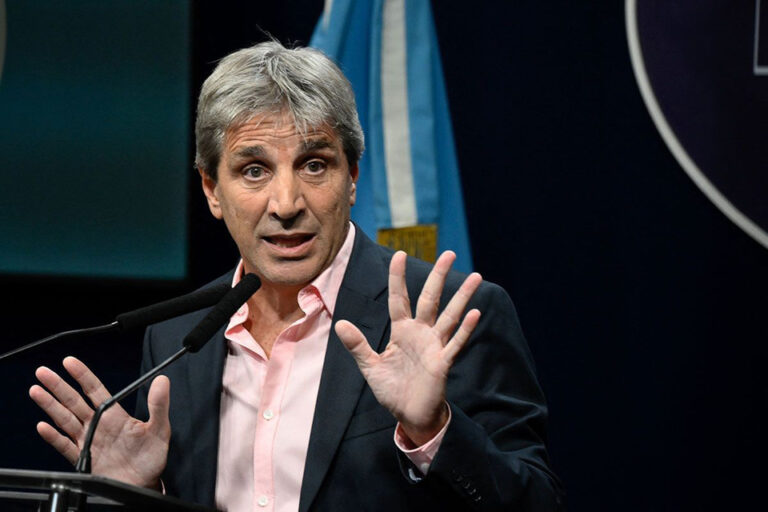 Luis Caputo debió ofrecer tasas de hasta 65% para conseguir plata
