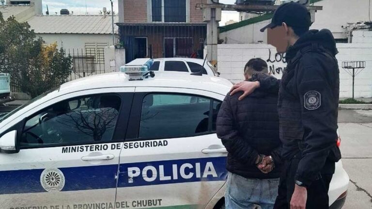 Tomaba cerveza con sus amigos en la calle, llegó la policía y terminó detenido por un impensado detalle
