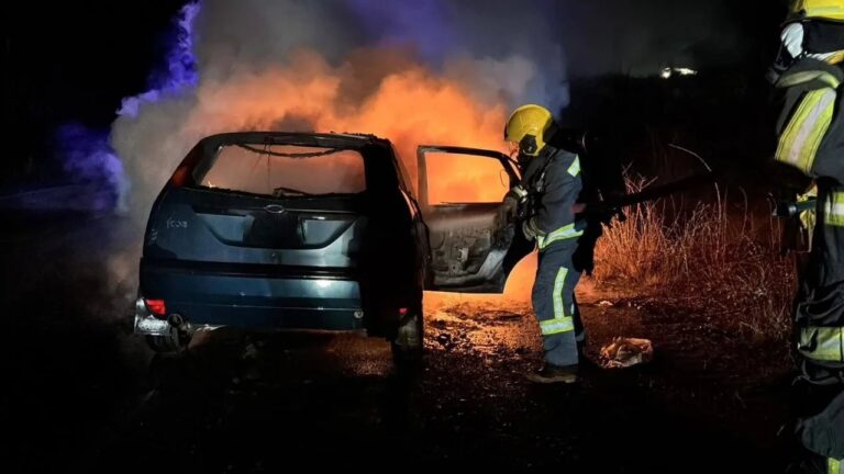 Un auto se incendió en plena ruta en Chubut y sufrió gravísimos daños