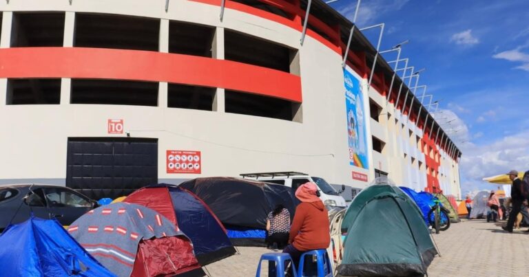 Furor en Bolivia por ver a Brasil: acampan desde hace cinco días por una entrada