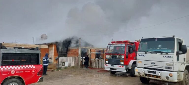 Insólito hecho en Santa Cruz: intentó encender sahumerios con alcohol, provocó un incendio y terminó internada