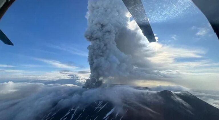 Alerta máxima en Rusia: un volcán entró en erupción tras 450 años de inactividad, luego del terremoto en Kamchatka