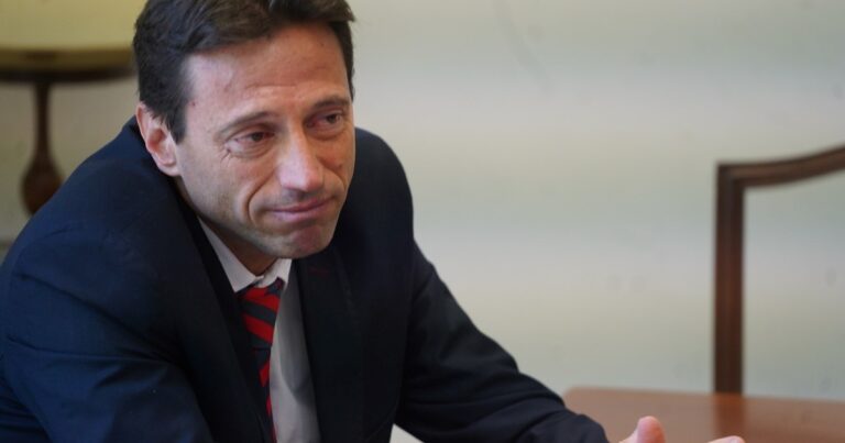 Mientras espera el dictamen judicial, Moretti insiste con volver y los dirigentes se oponen