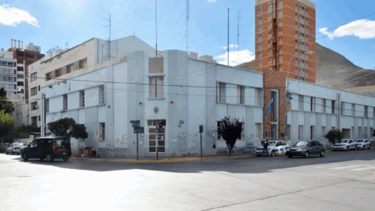 Conducía ebrio y se quedó dormido dentro del auto