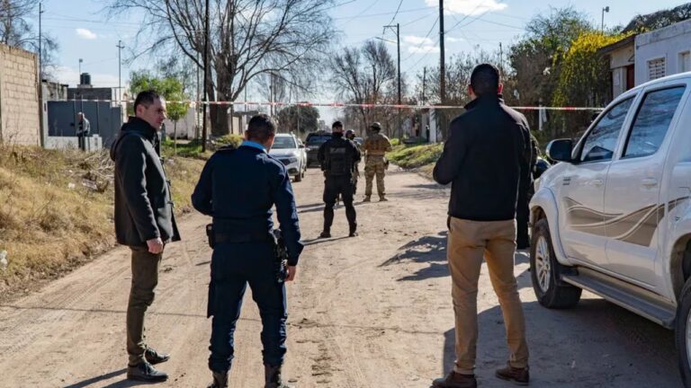 Una mujer mató a su hijo de 12 puñaladas en la cara y el cuello: él la cuidaba mientras ella estaba enferma
