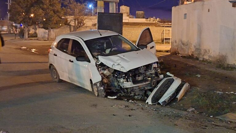 Conductora se queda dormida, choca contra un poste y se niega al test de alcoholemia