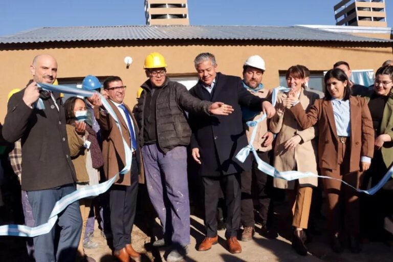 Figueroa inauguró una red de gas natural, pavimento y entregó viviendas en Senillosa
