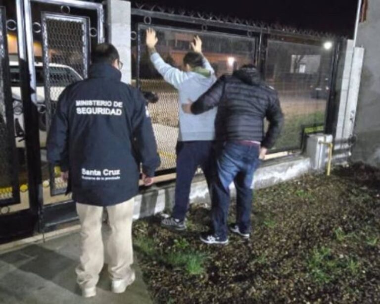 Recapturaron al preso que pidió ir al baño y se escapó de una comisaría en Caleta Olivia