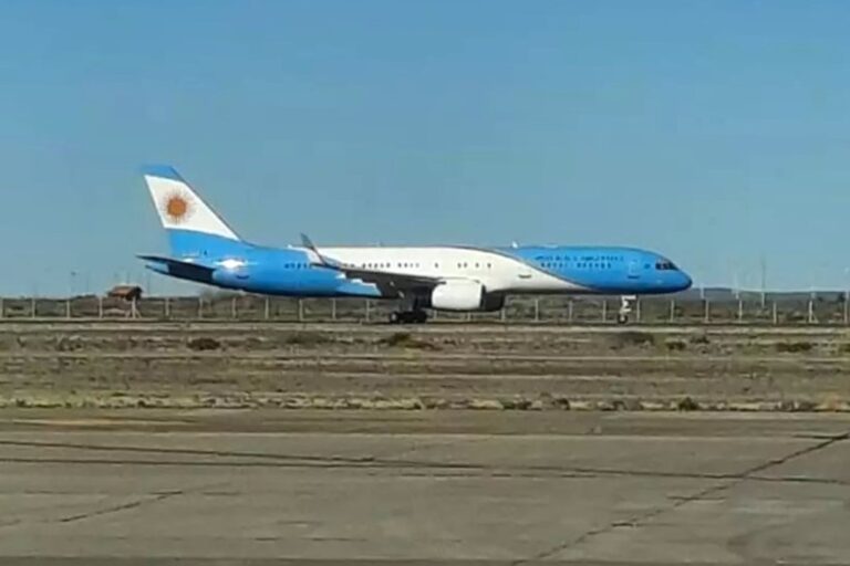 El avión presidencial aterrizó en Trelew: qué hizo y por qué regresó rápido a Buenos Aires