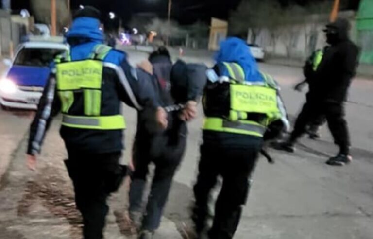 Invitó a pelear a la policía en un bar, fue detenido y terminó rompiendo las paredes de la comisaría