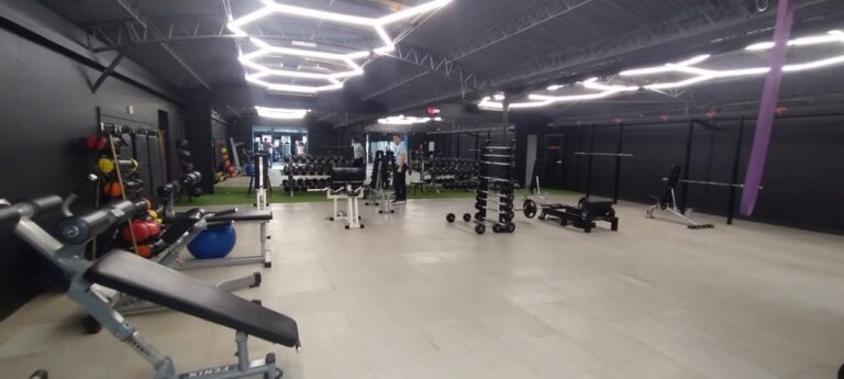 Un gimnasio de Rada Tilly revoluciona la experiencia fitness con más espacio, máquinas nuevas y cuotas más bajas