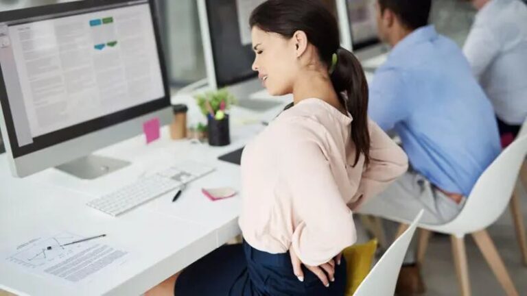 Sentarse erguido no es la única opción: tres consejos para mantener una buena postura