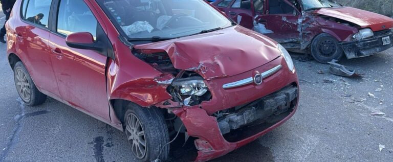 Una mujer resultó herida en el camino Roque González tras un impresionante choque frontal
