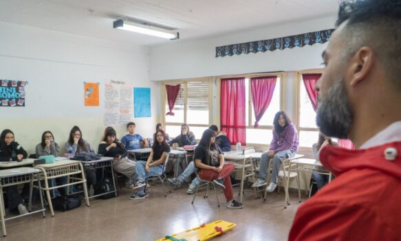 Guardavidas de Rawson brindaron charla informativa de concienciación a estudiantes de la escuela n752