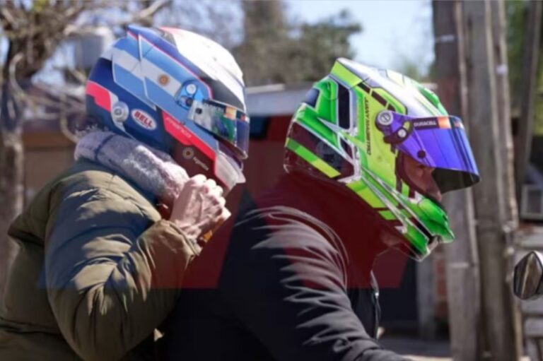La madre de Colapinto fue a votar en moto y con un «curioso» casco