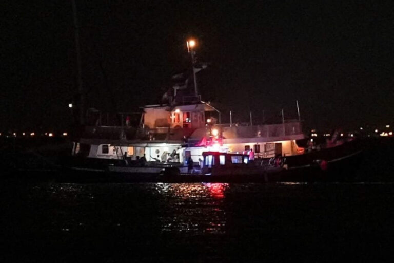 Se incendió uno de los barcos de la flotilla antisemita de Greta Thunberg