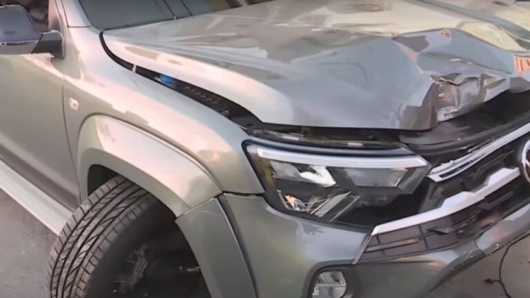 Una camioneta chocó un auto estacionado en Villa Crespo y dos personas quedaron heridas