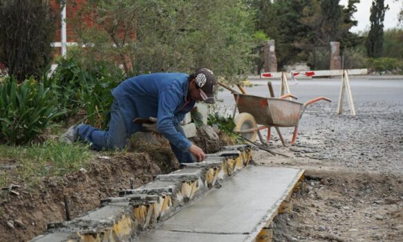 Obras públicas municipal inició construcción de cordones cuneta en el Área 12 de Rawson