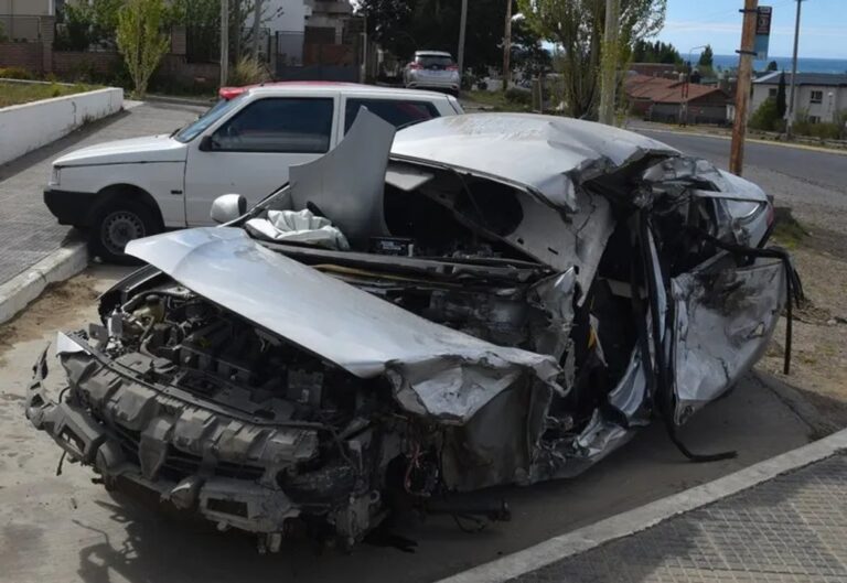 Murió una docente al chocar contra un camión en la ruta 3
