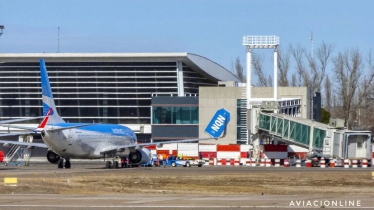 Paro de pilotos: demoras y reprogramaciones en los vuelos de Neuquén y Río Negro