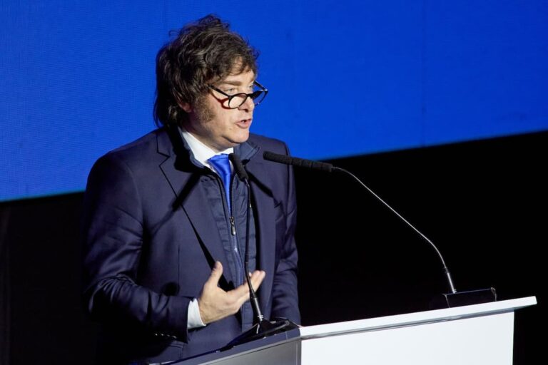 Milei ratificó su plan económico y anticipó que nos van a salir dólares por las orejas