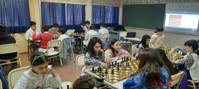 Más de 700 estudiantes en el programa provincial de ajedrez